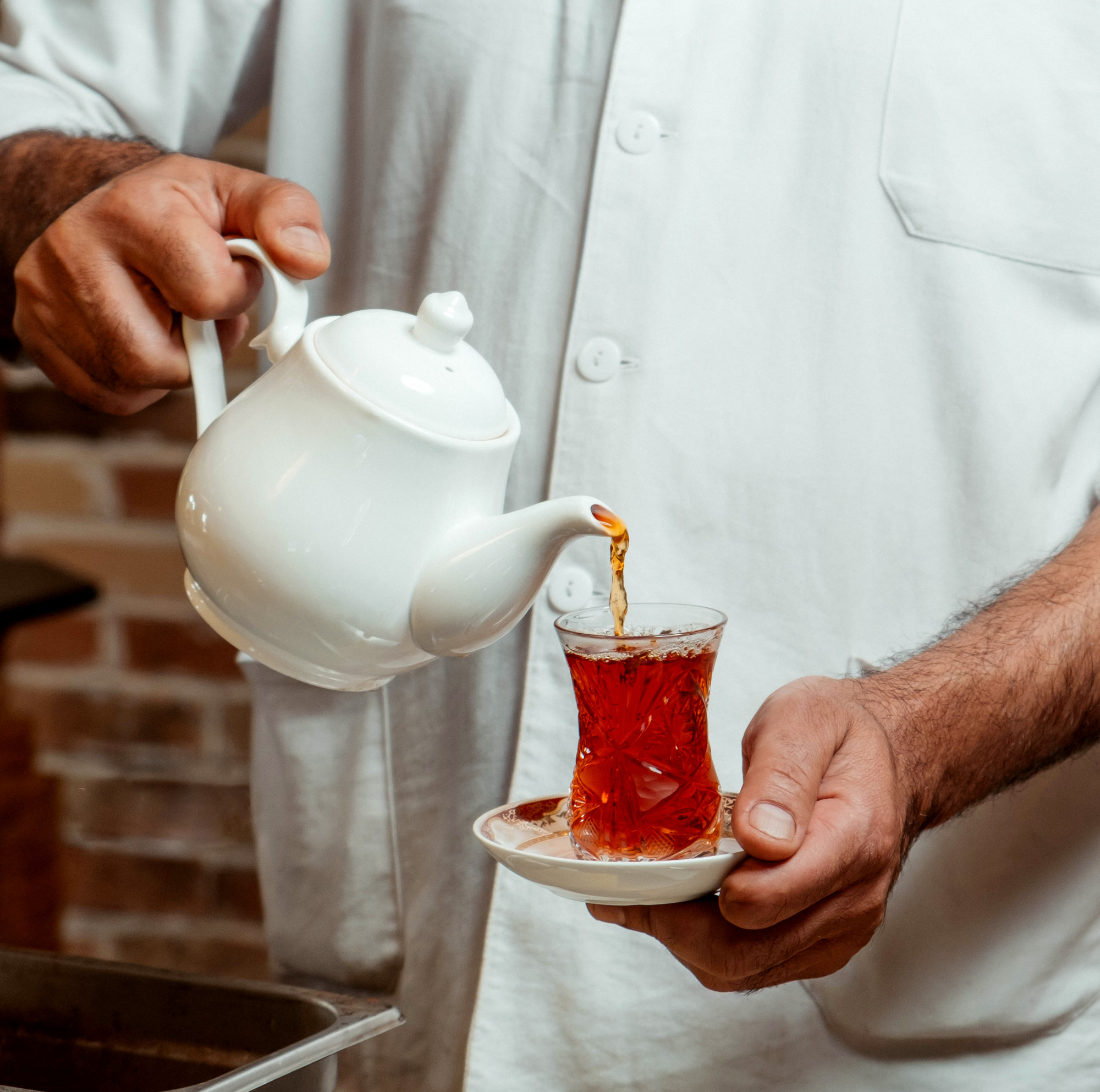 hot black tea armudu glass - ضيافة رجاليه مع أبلة منيرة 66068773: رحلة استثنائية في عالم الضيافة الراقية