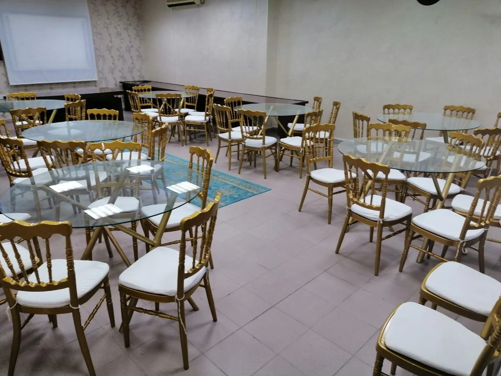تأجير الكراسي والطاولات في الكويت مع شركة أبلة منيرة 66068773
